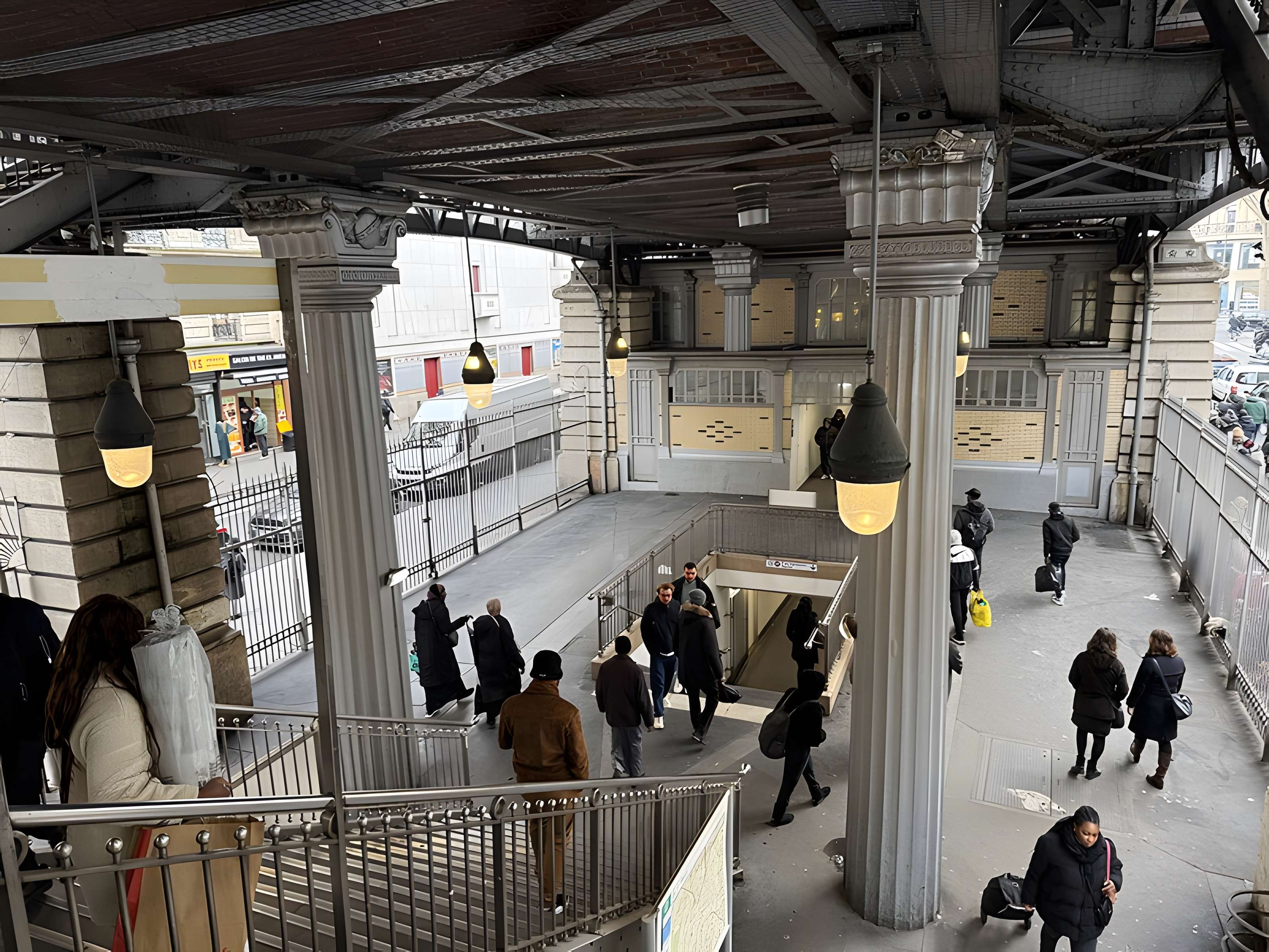Édicule Guimard de la station Barbès-Rochechouart - Paris 18ème