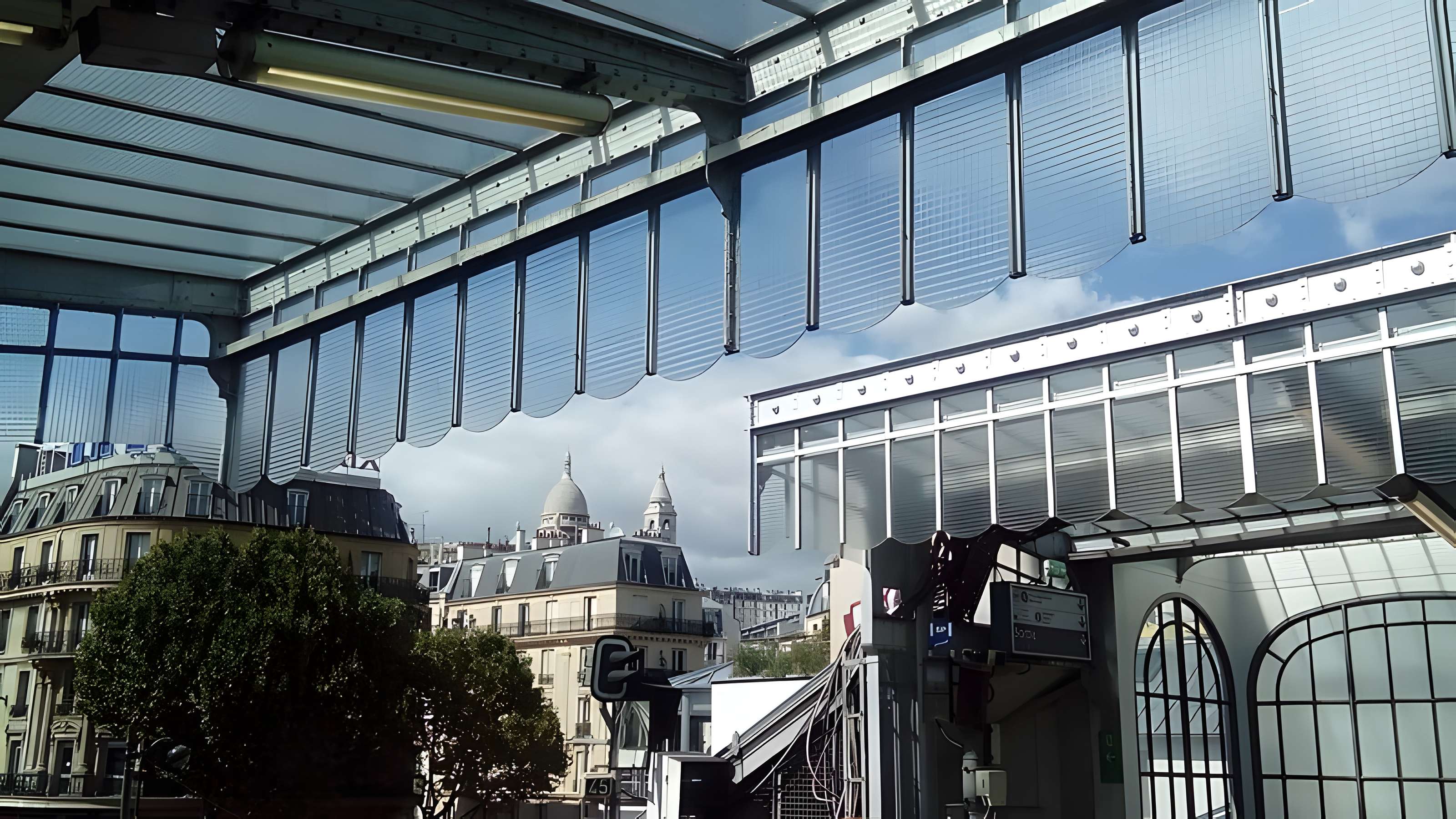 Édicule Guimard de la station Barbès-Rochechouart - Paris 18ème