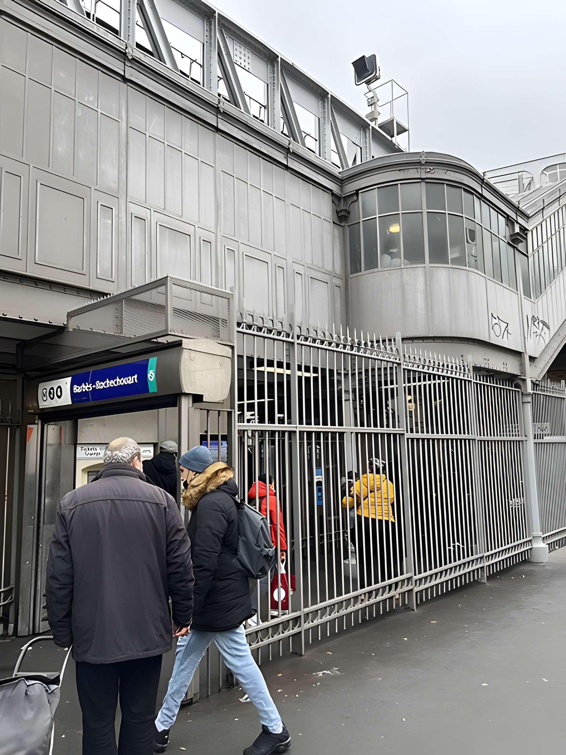 Édicule Guimard de la station Barbès-Rochechouart - Paris 18ème