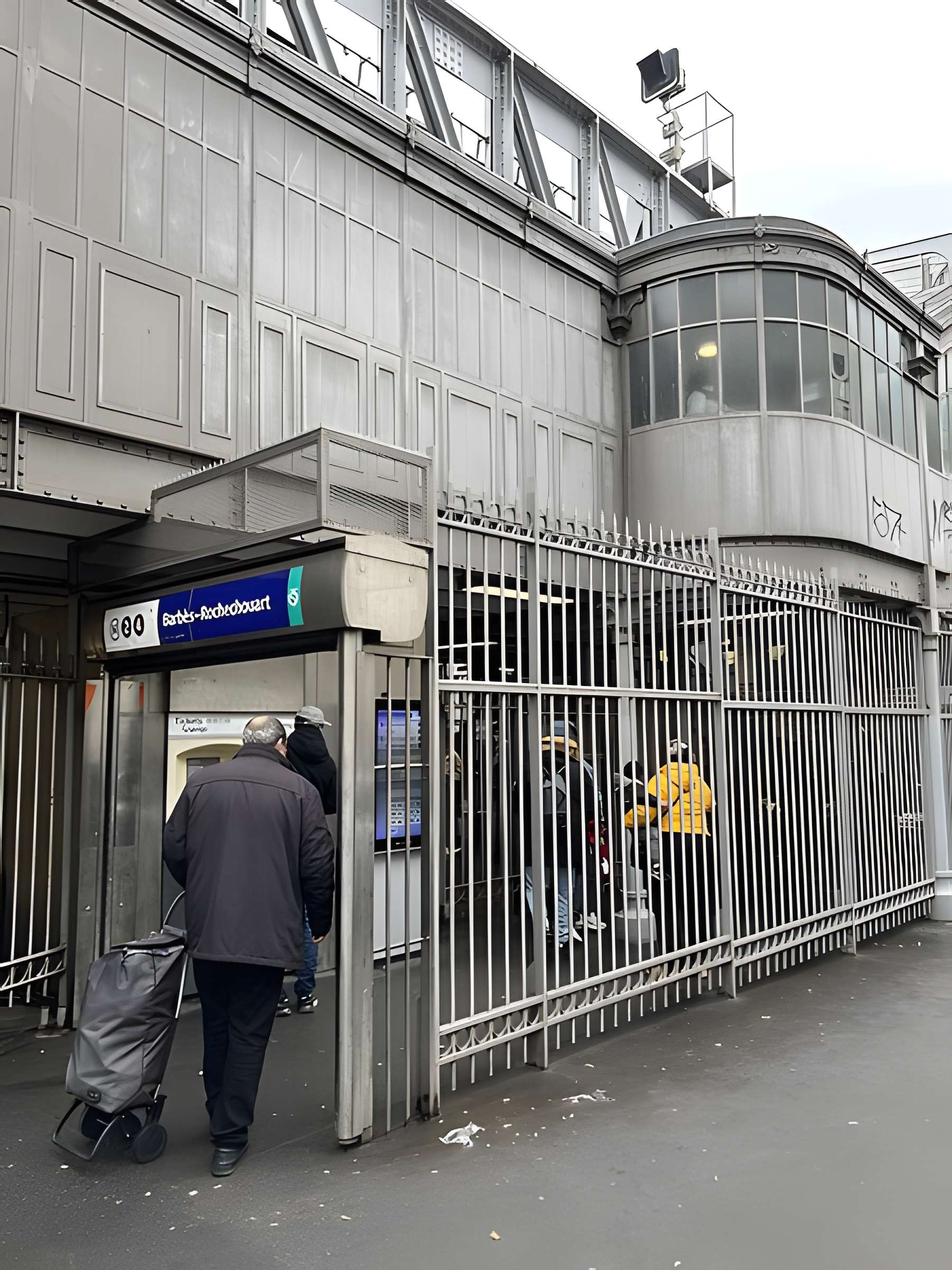 Édicule Guimard de la station Barbès-Rochechouart - Paris 18ème