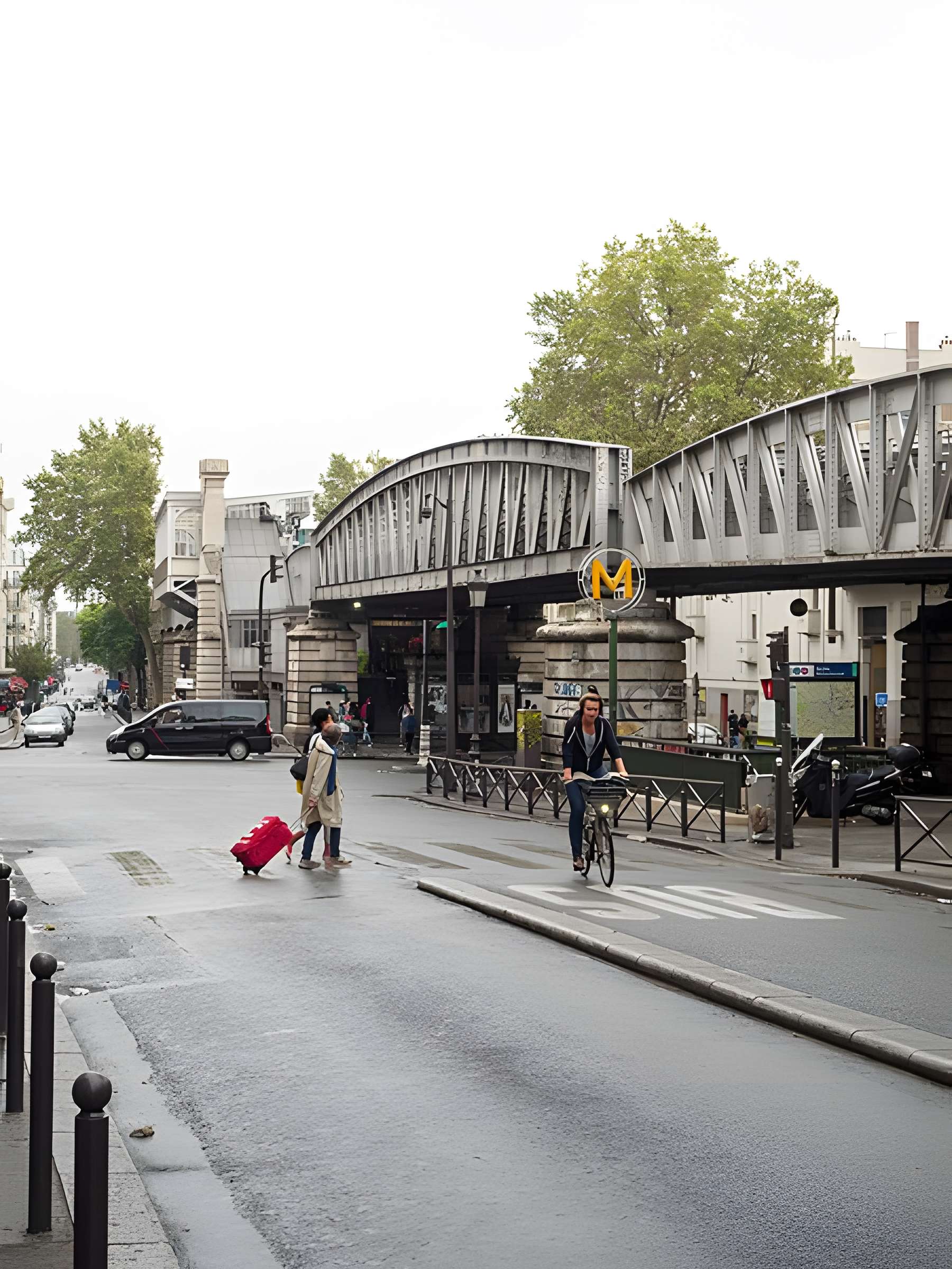 Édicule Guimard de la station Barbès-Rochechouart - Paris 18ème