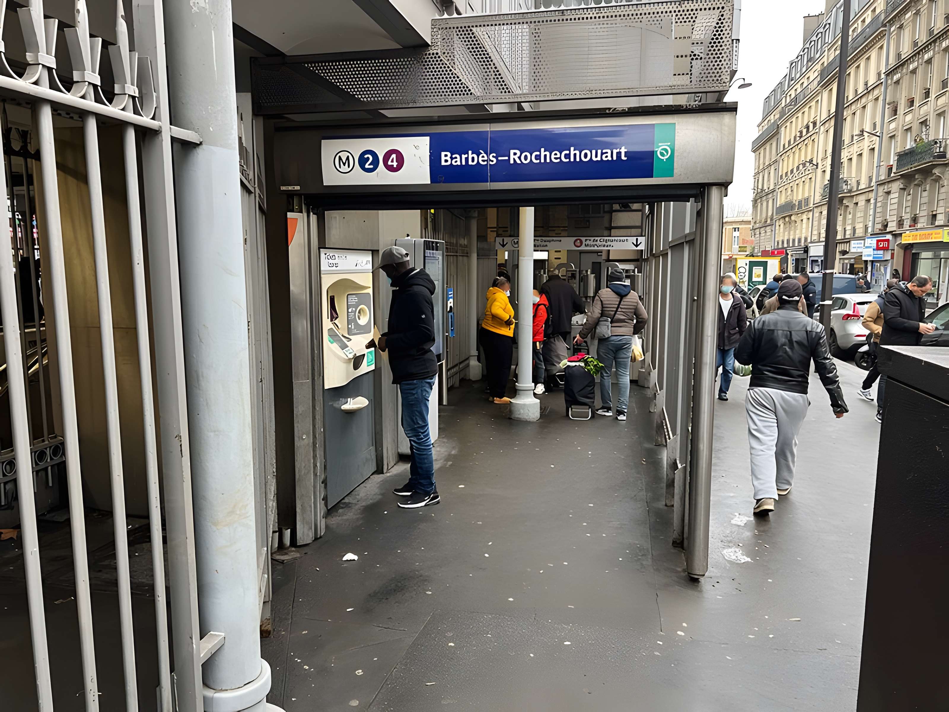 Édicule Guimard de la station Barbès-Rochechouart - Paris 18ème