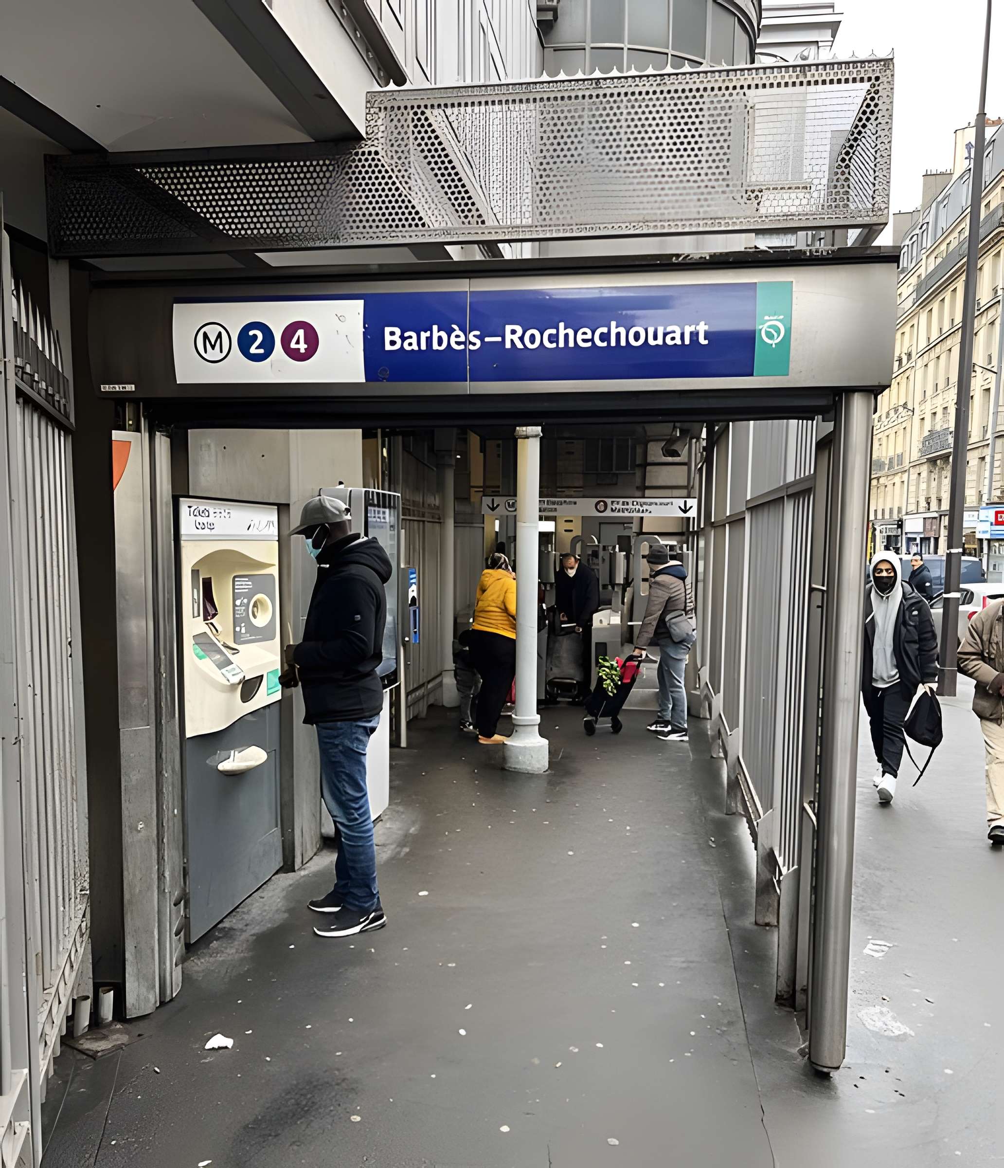 Édicule Guimard de la station Barbès-Rochechouart - Paris 18ème