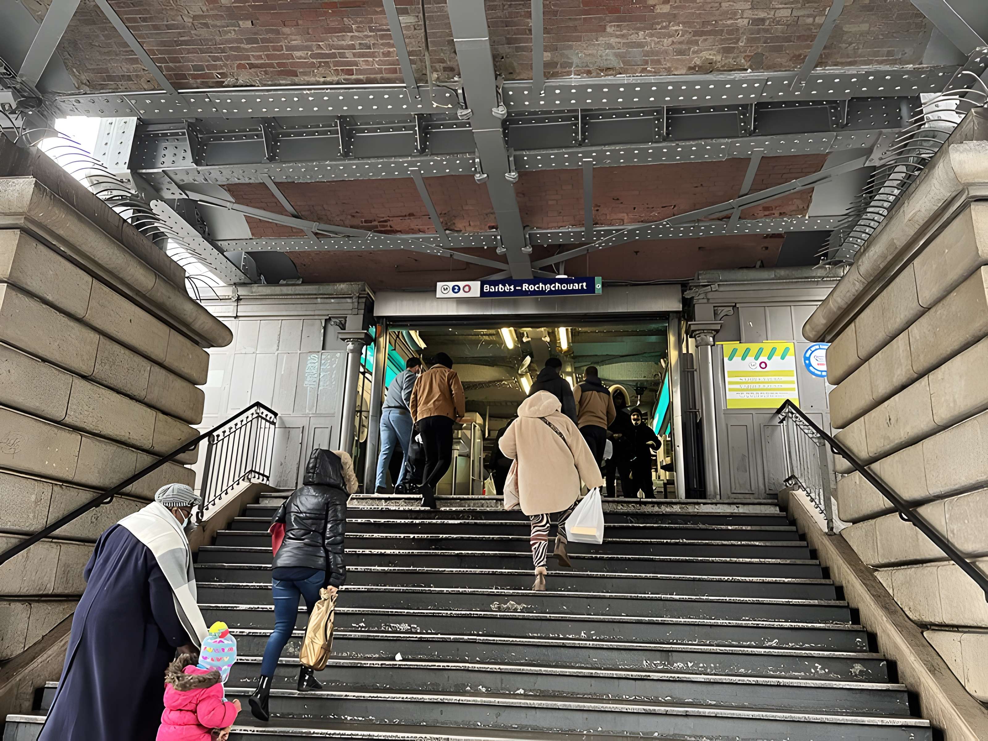 Édicule Guimard de la station Barbès-Rochechouart - Paris 18ème