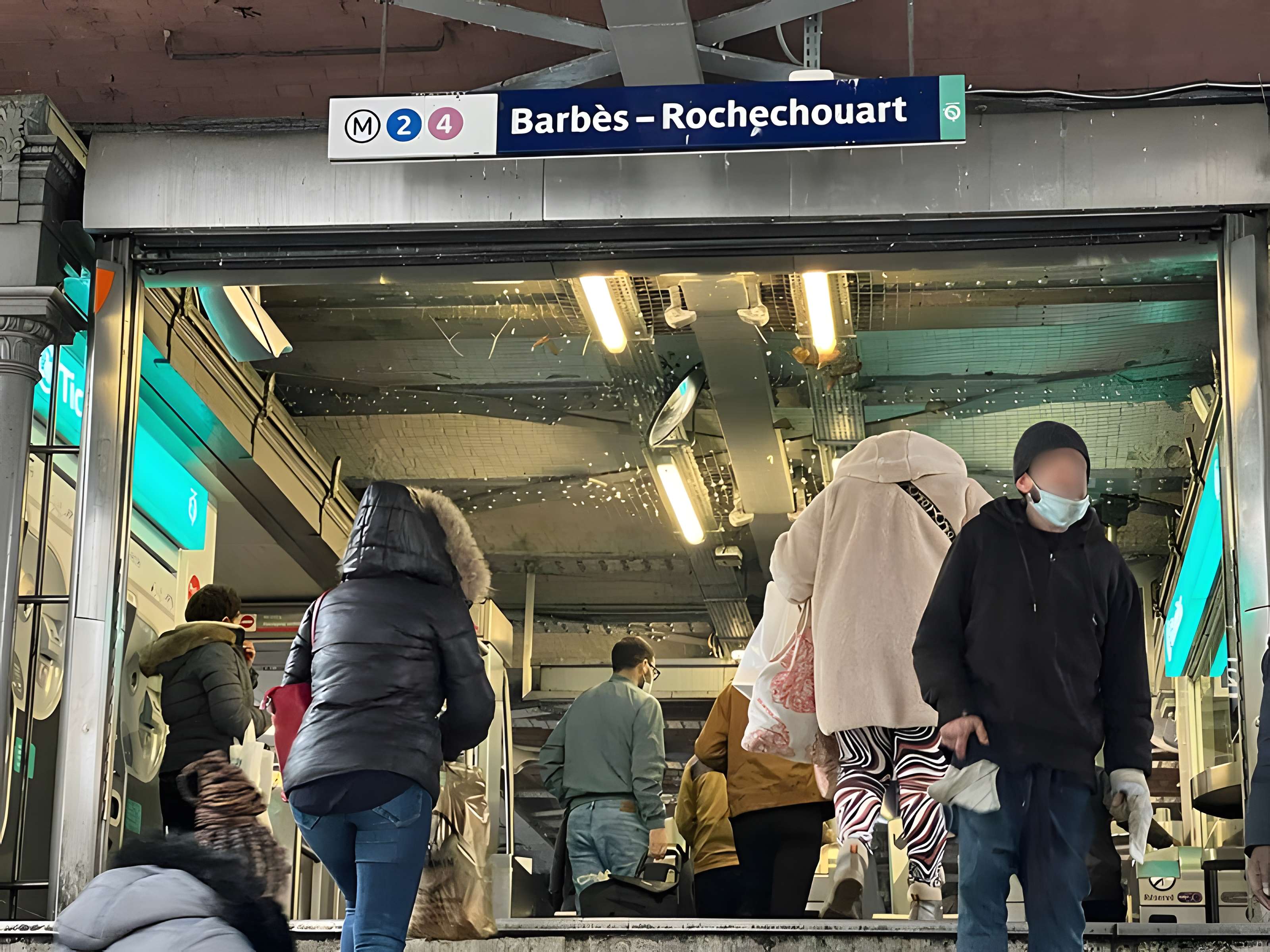 Édicule Guimard de la station Barbès-Rochechouart - Paris 18ème