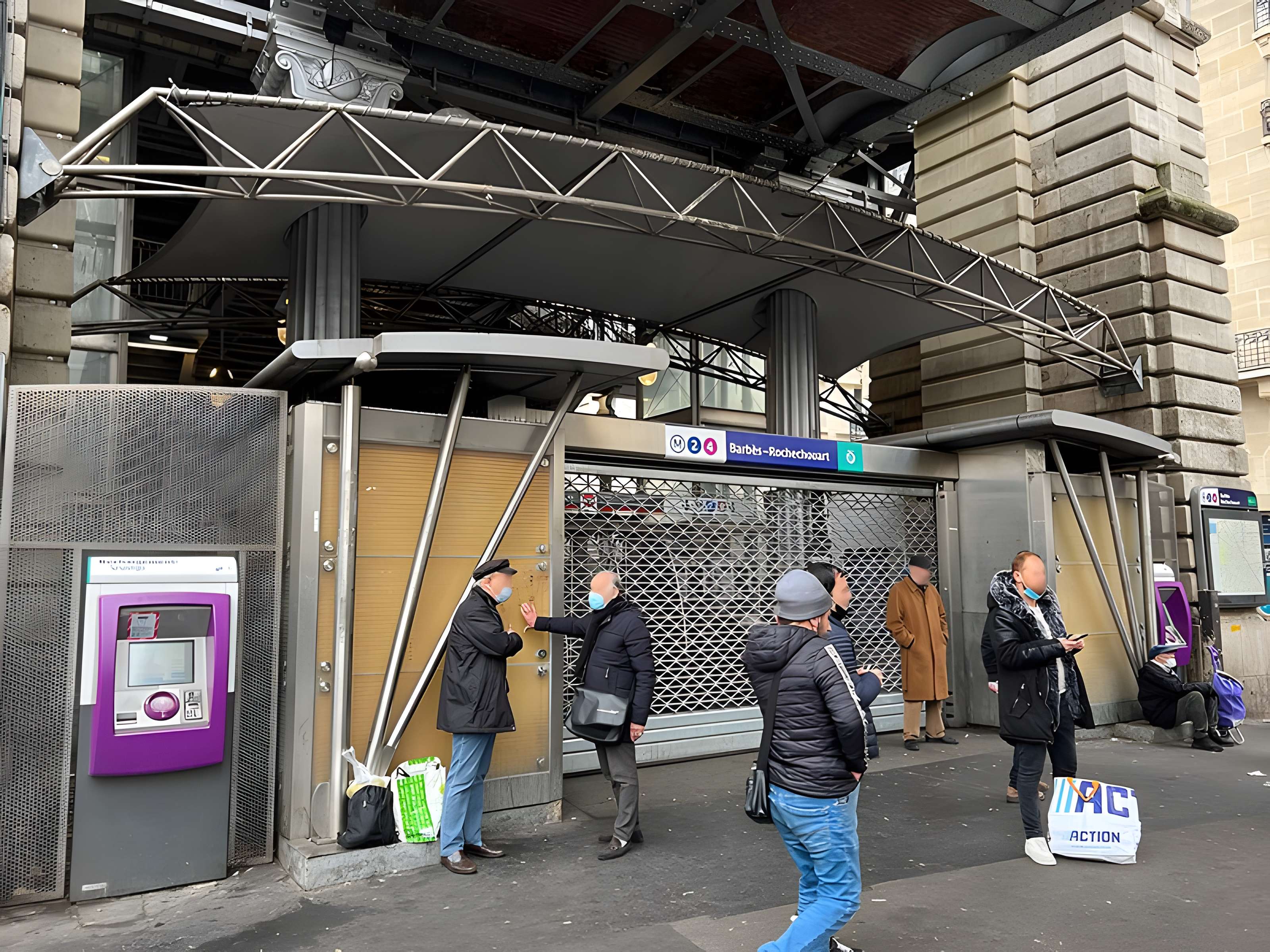 Édicule Guimard de la station Barbès-Rochechouart - Paris 18ème