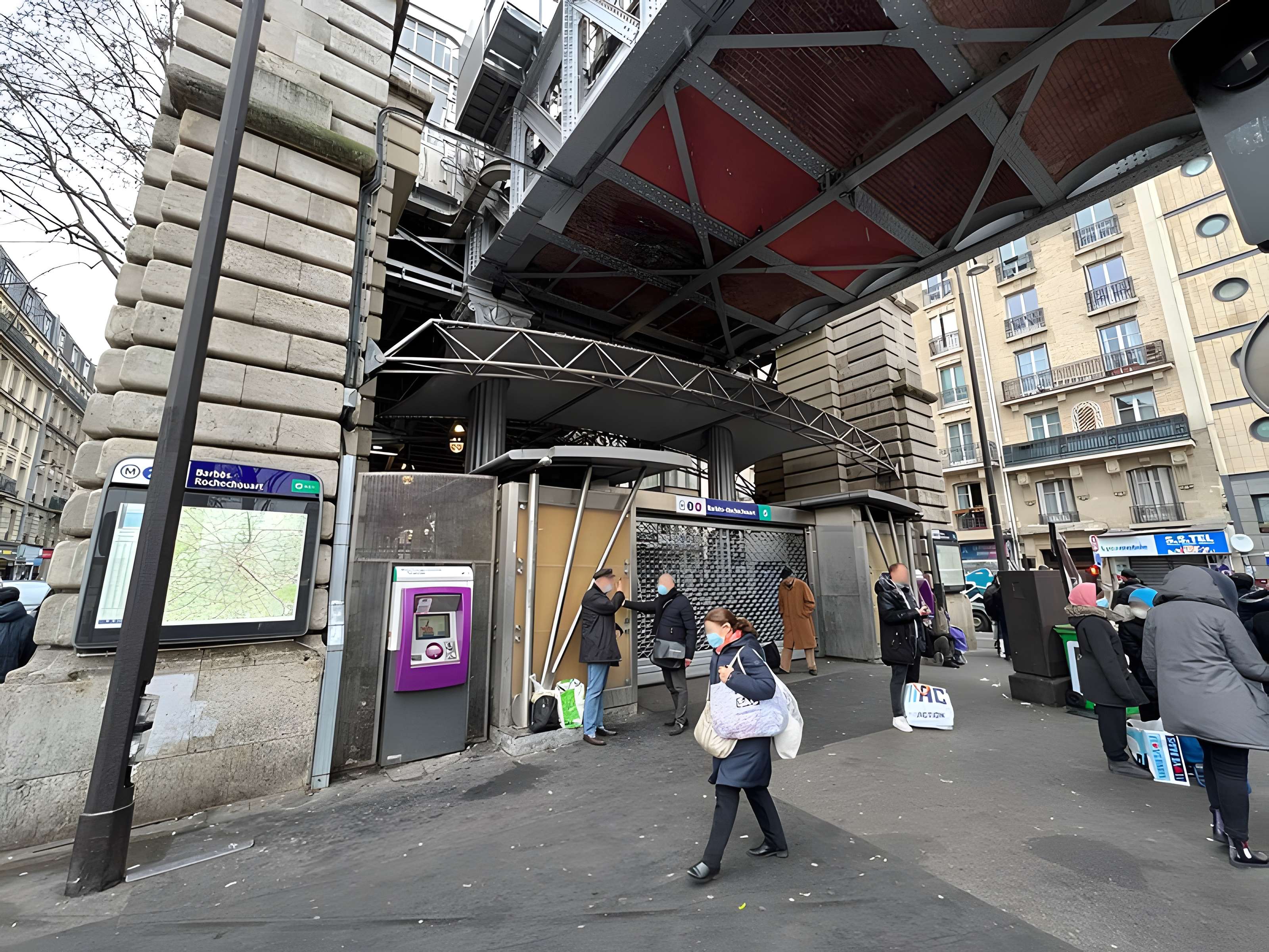 Édicule Guimard de la station Barbès-Rochechouart - Paris 18ème