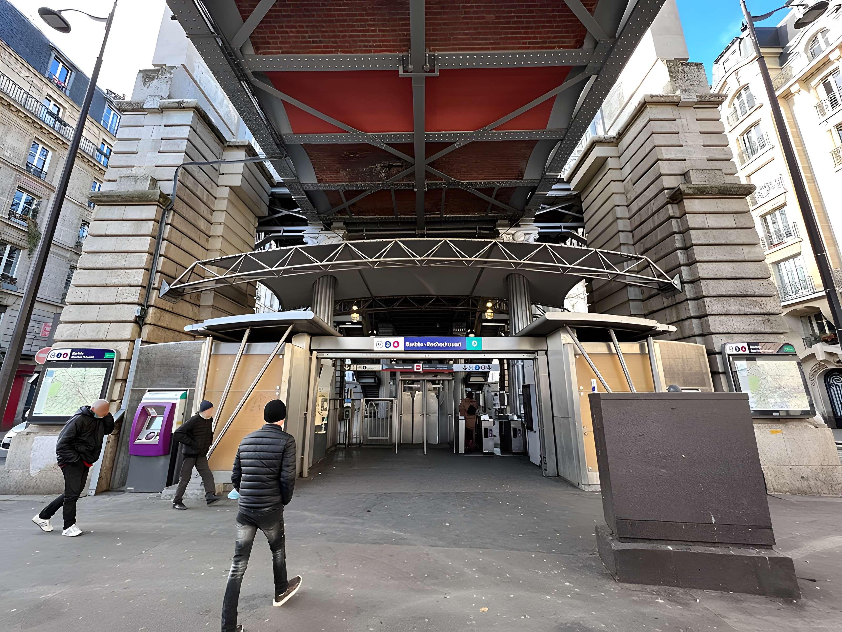 Édicule Guimard de la station Barbès-Rochechouart - Paris 18ème