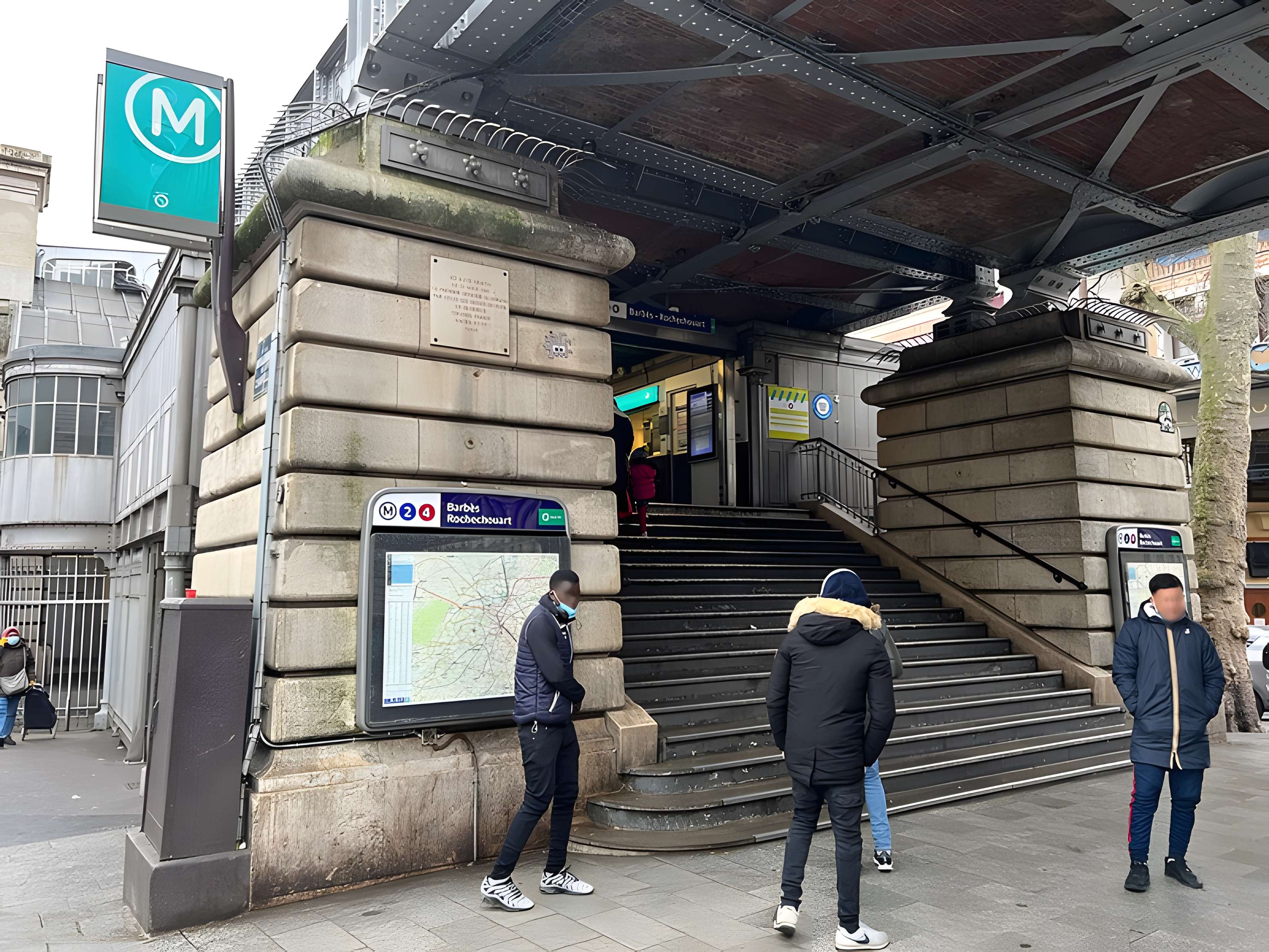 Édicule Guimard de la station Barbès-Rochechouart - Paris 18ème
