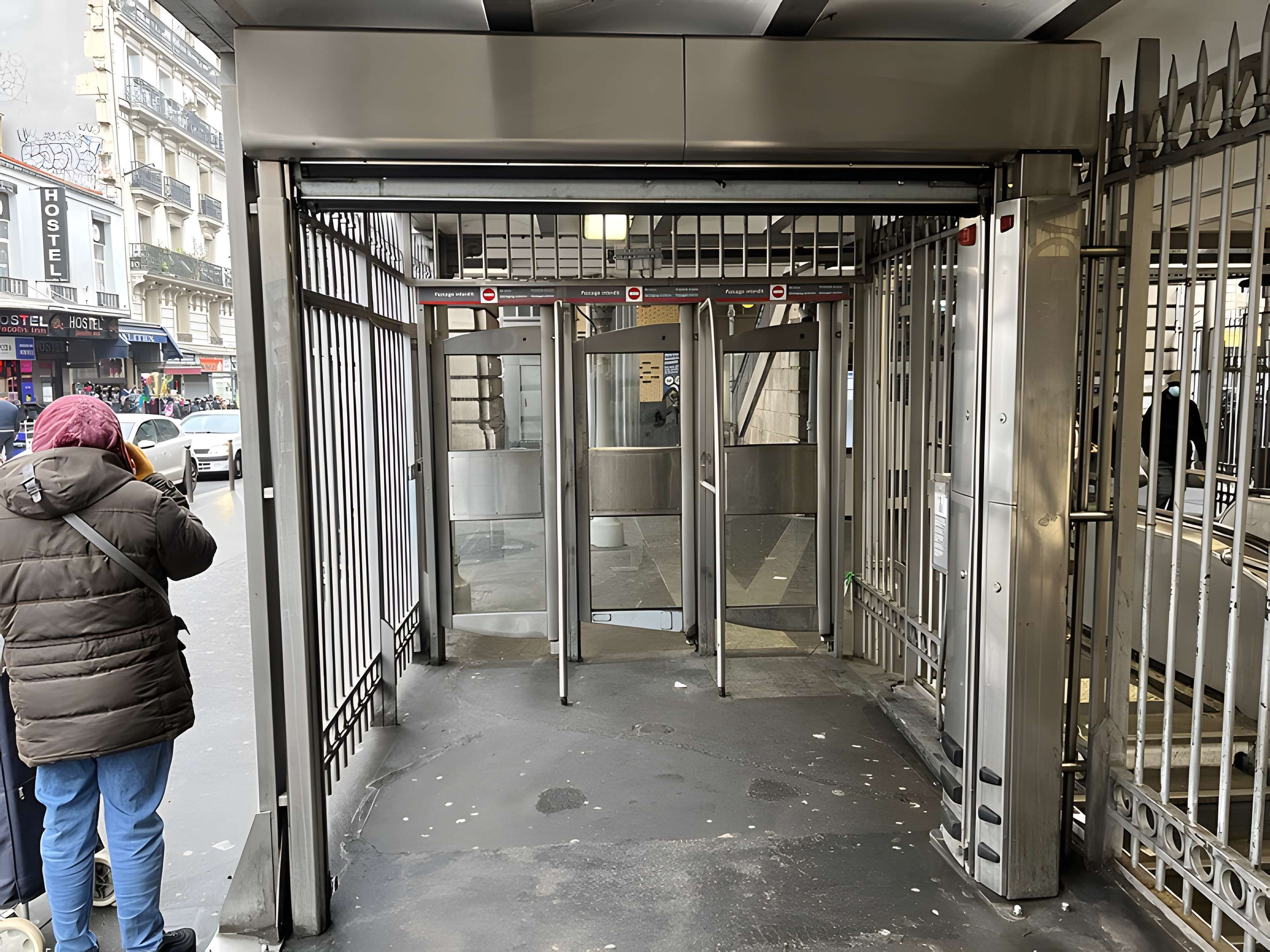 Édicule Guimard de la station Barbès-Rochechouart - Paris 18ème