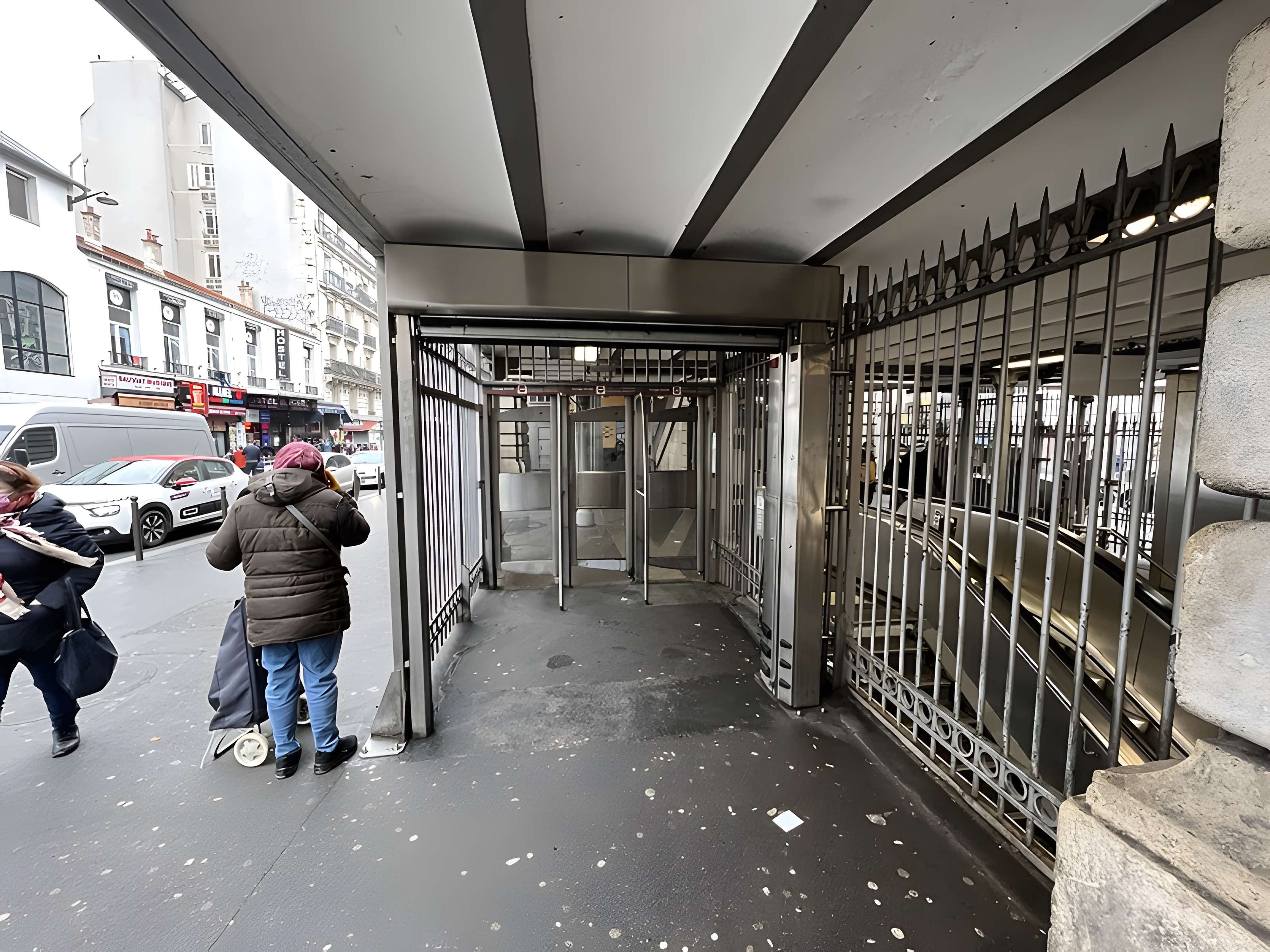 Édicule Guimard de la station Barbès-Rochechouart - Paris 18ème
