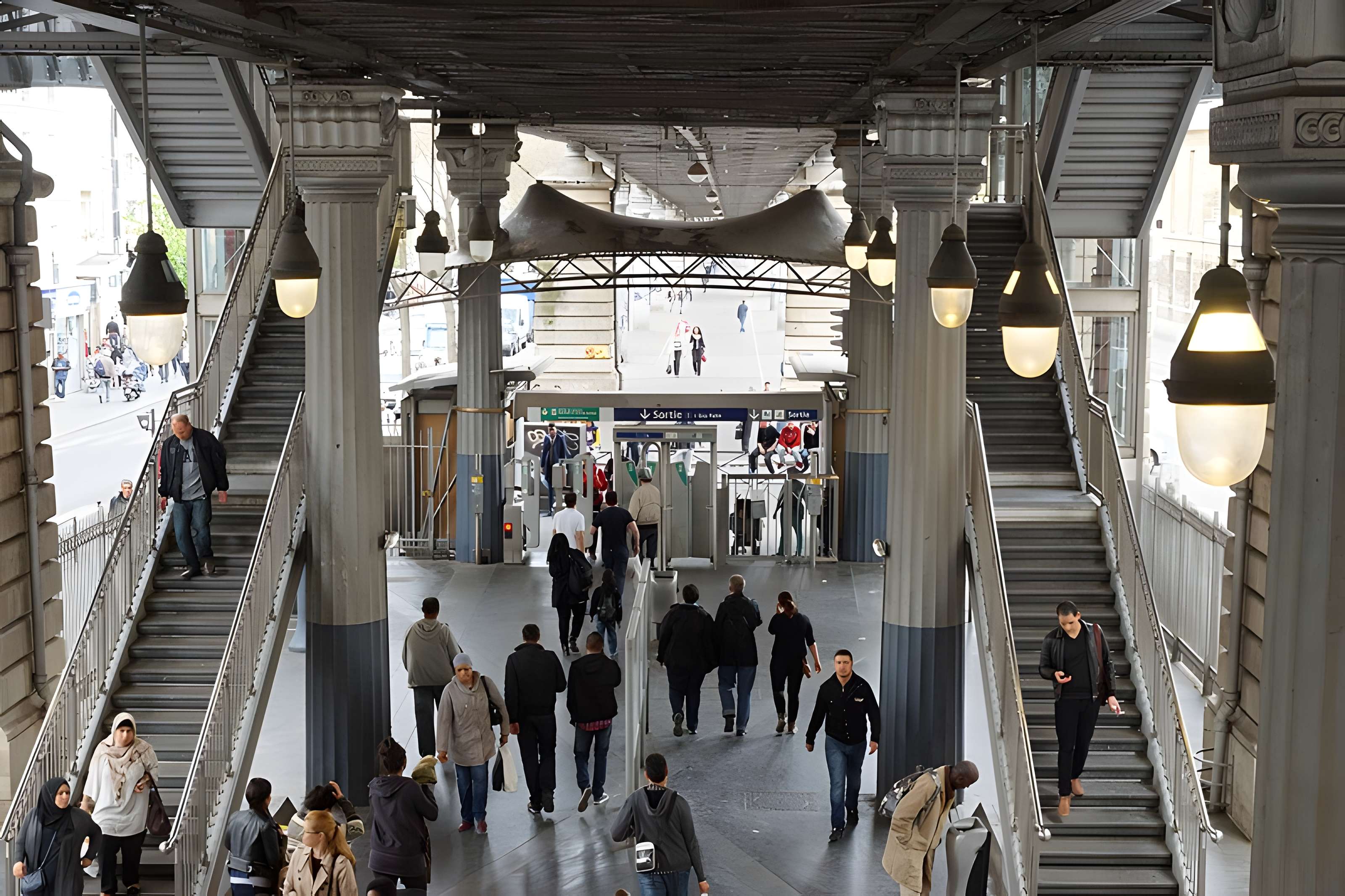 Édicule Guimard de la station Barbès-Rochechouart - Paris 18ème