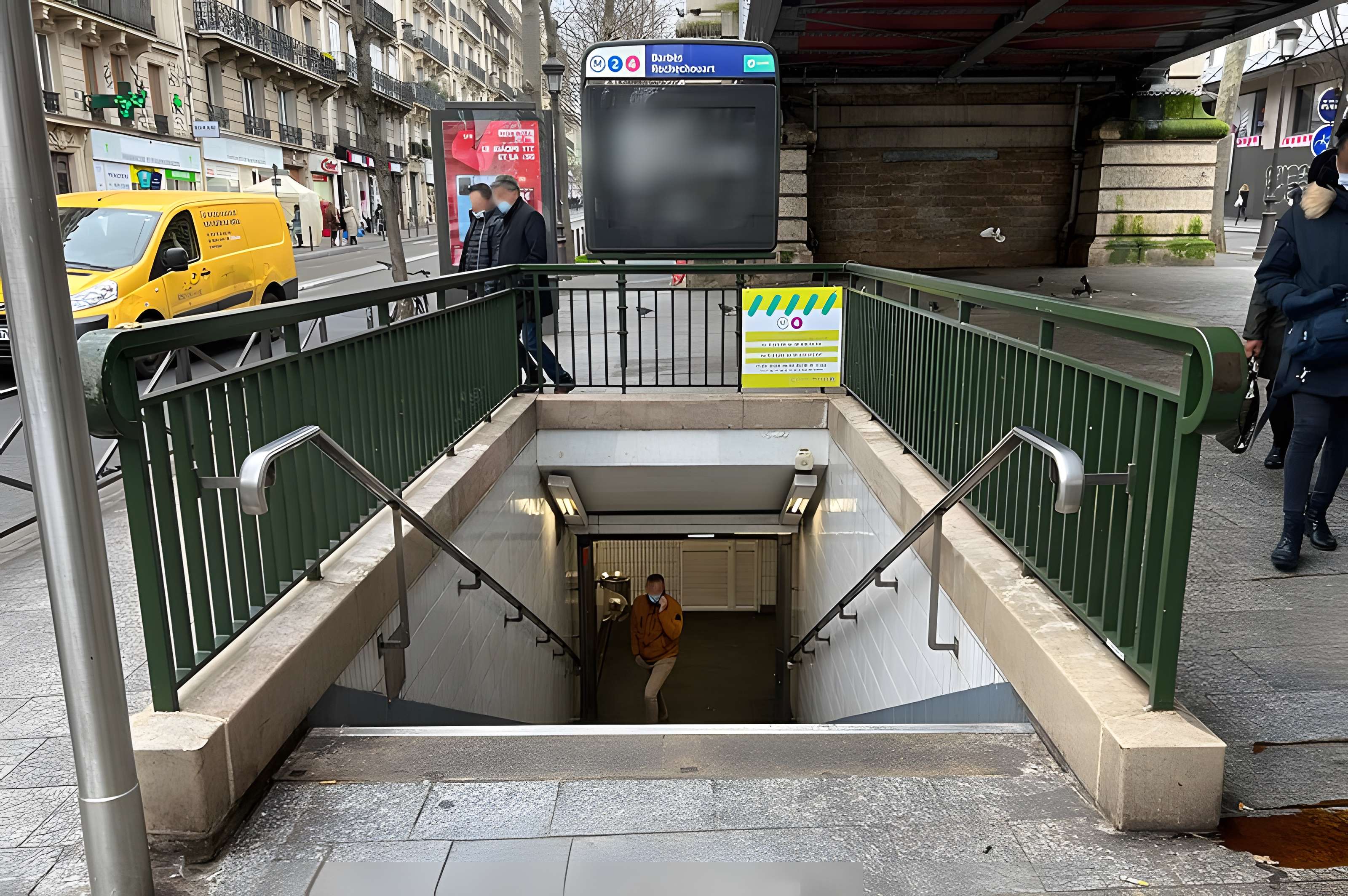 Édicule Guimard de la station Barbès-Rochechouart - Paris 18ème
