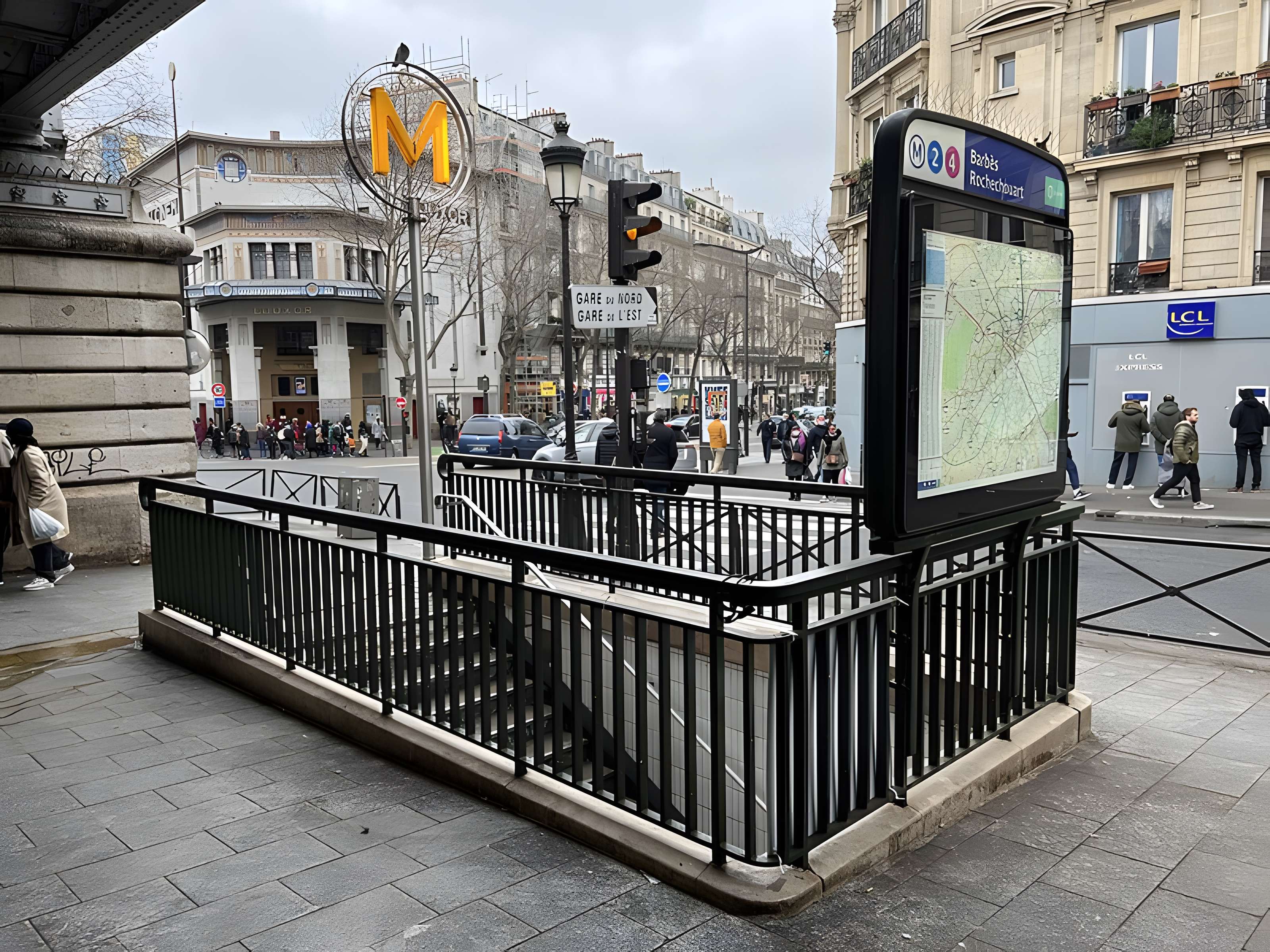 Édicule Guimard de la station Barbès-Rochechouart - Paris 18ème