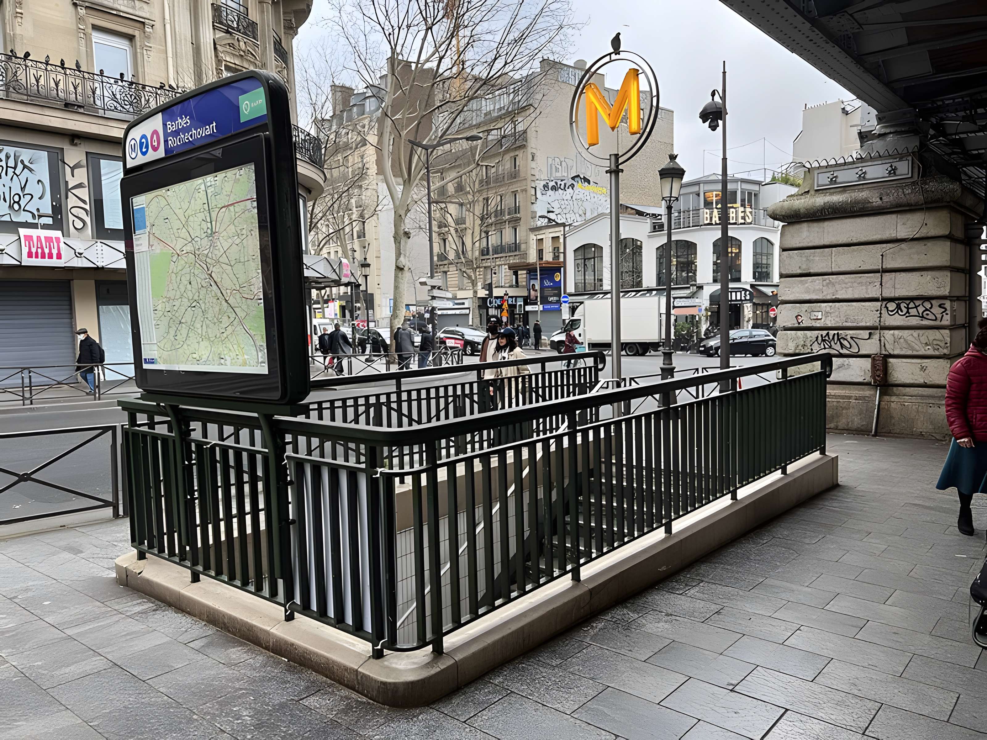 Édicule Guimard de la station Barbès-Rochechouart - Paris 18ème