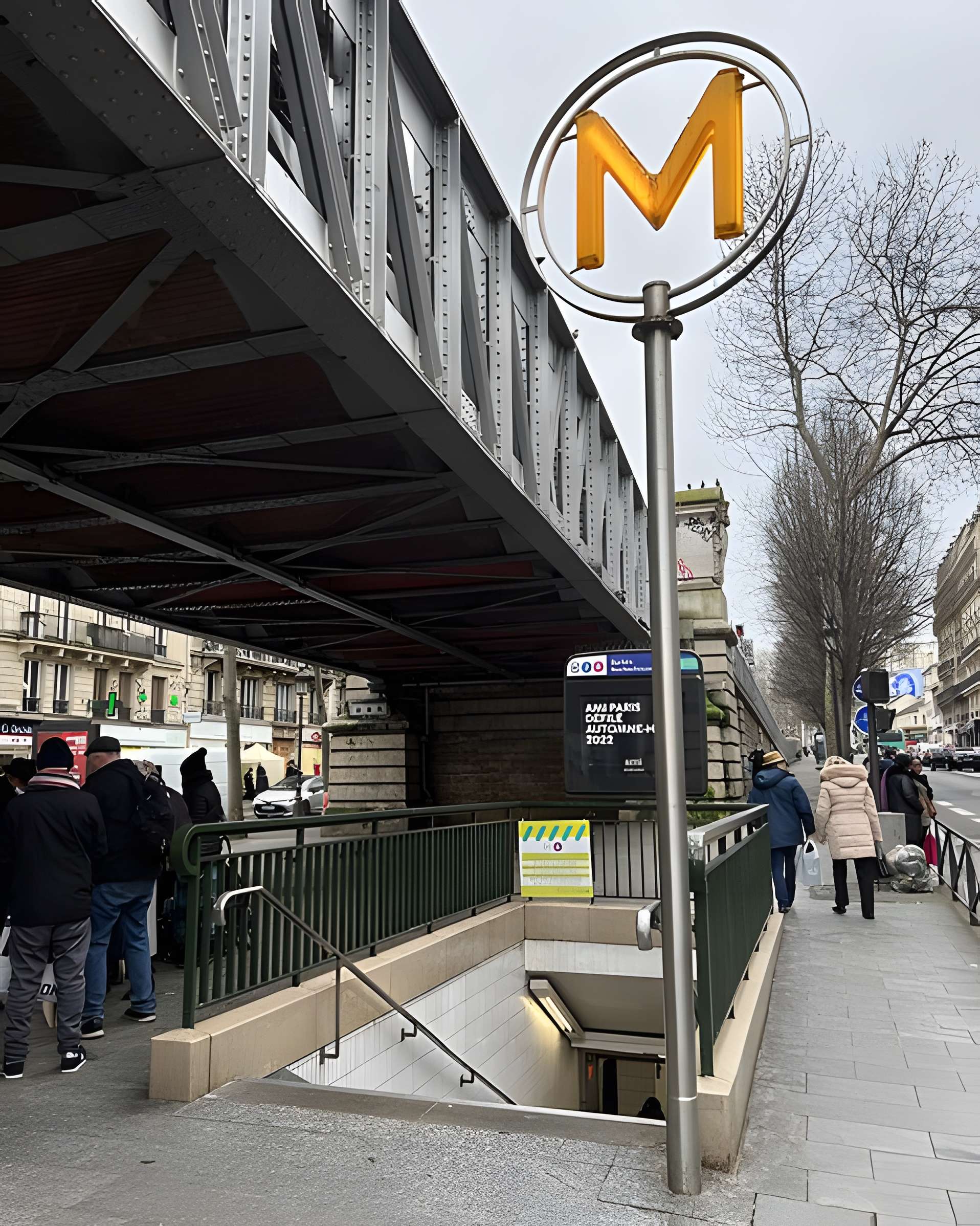Édicule Guimard de la station Barbès-Rochechouart - Paris 18ème