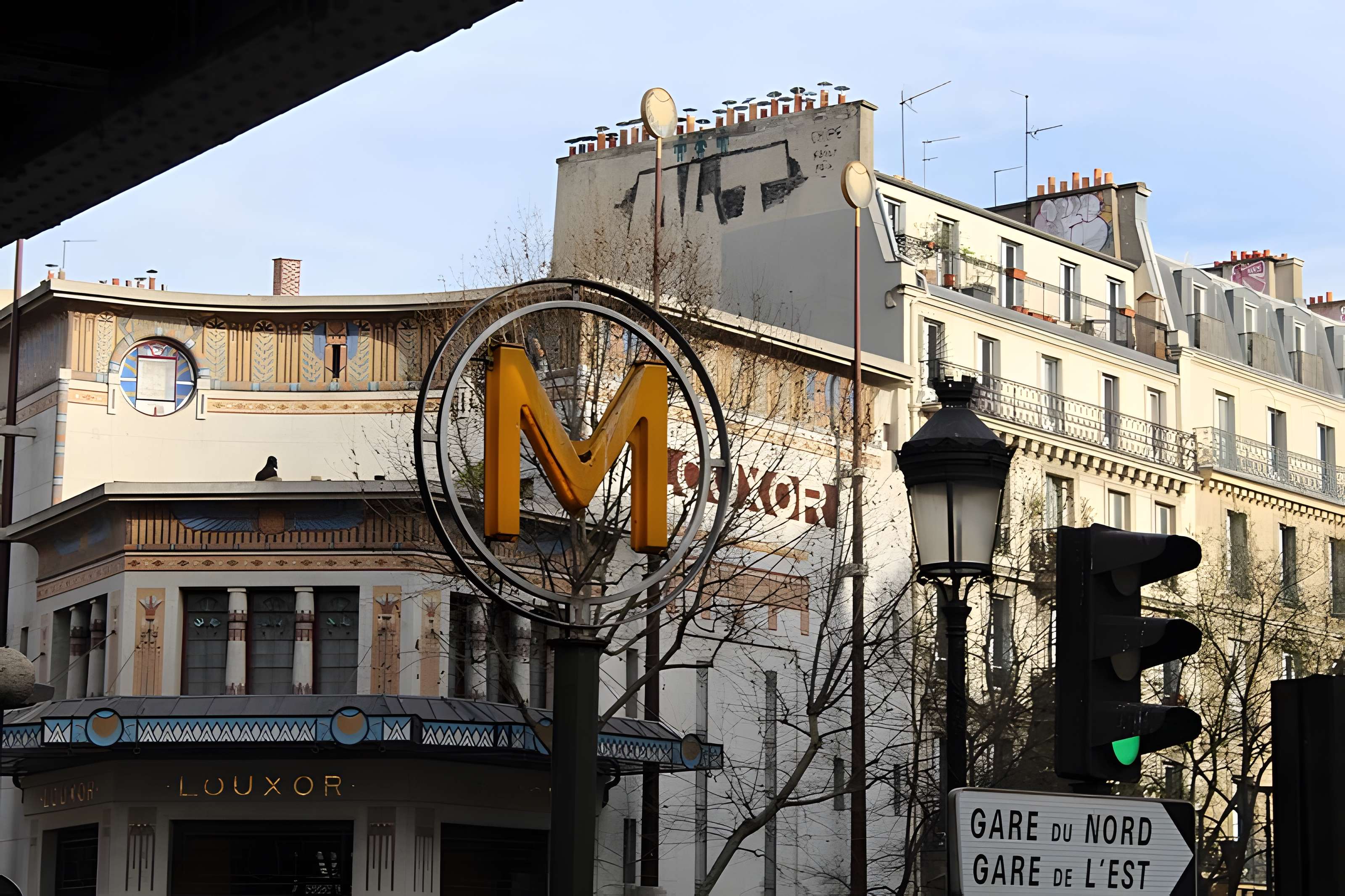 Édicule Guimard de la station Barbès-Rochechouart - Paris 18ème