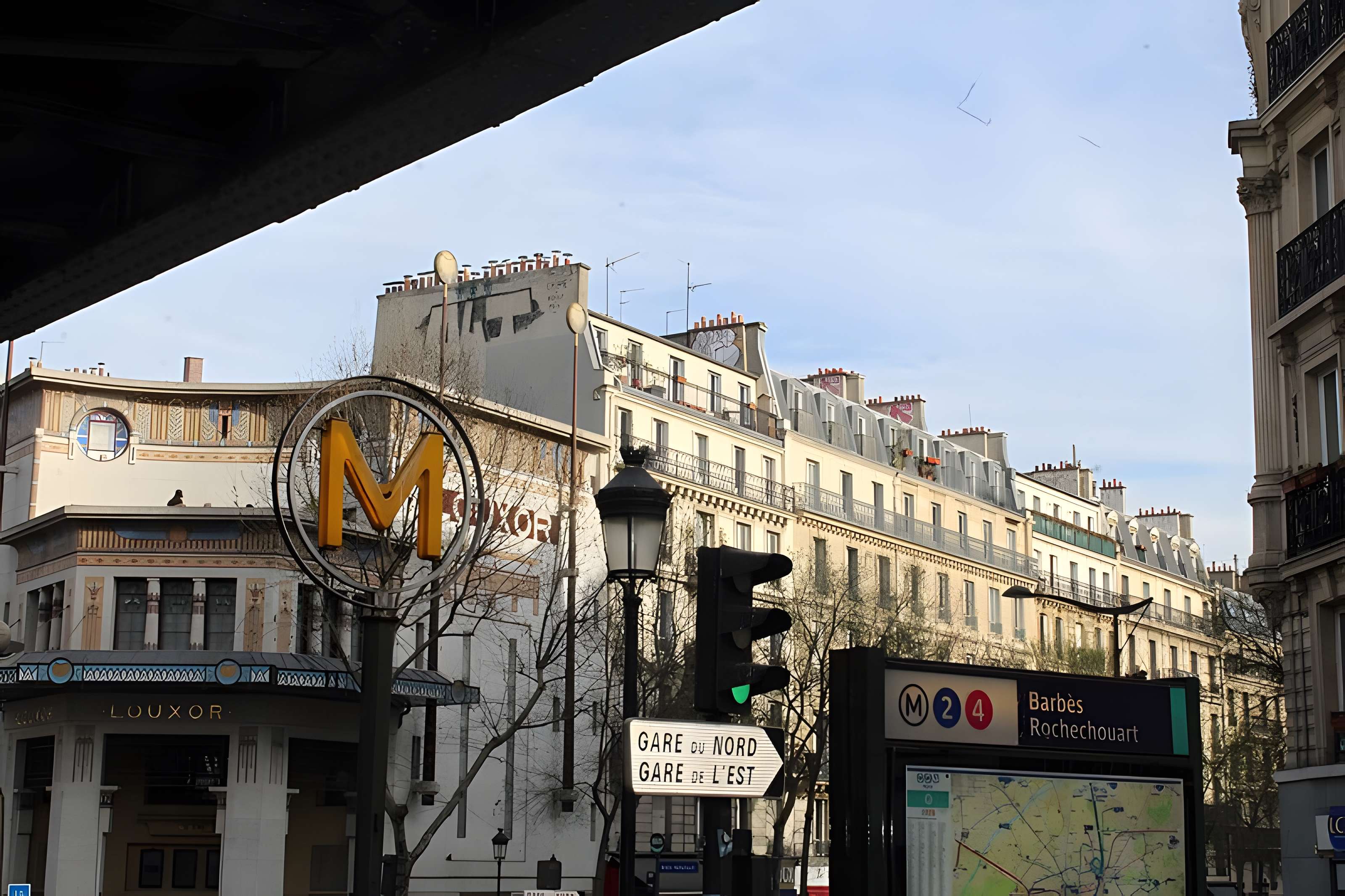 Édicule Guimard de la station Barbès-Rochechouart - Paris 18ème