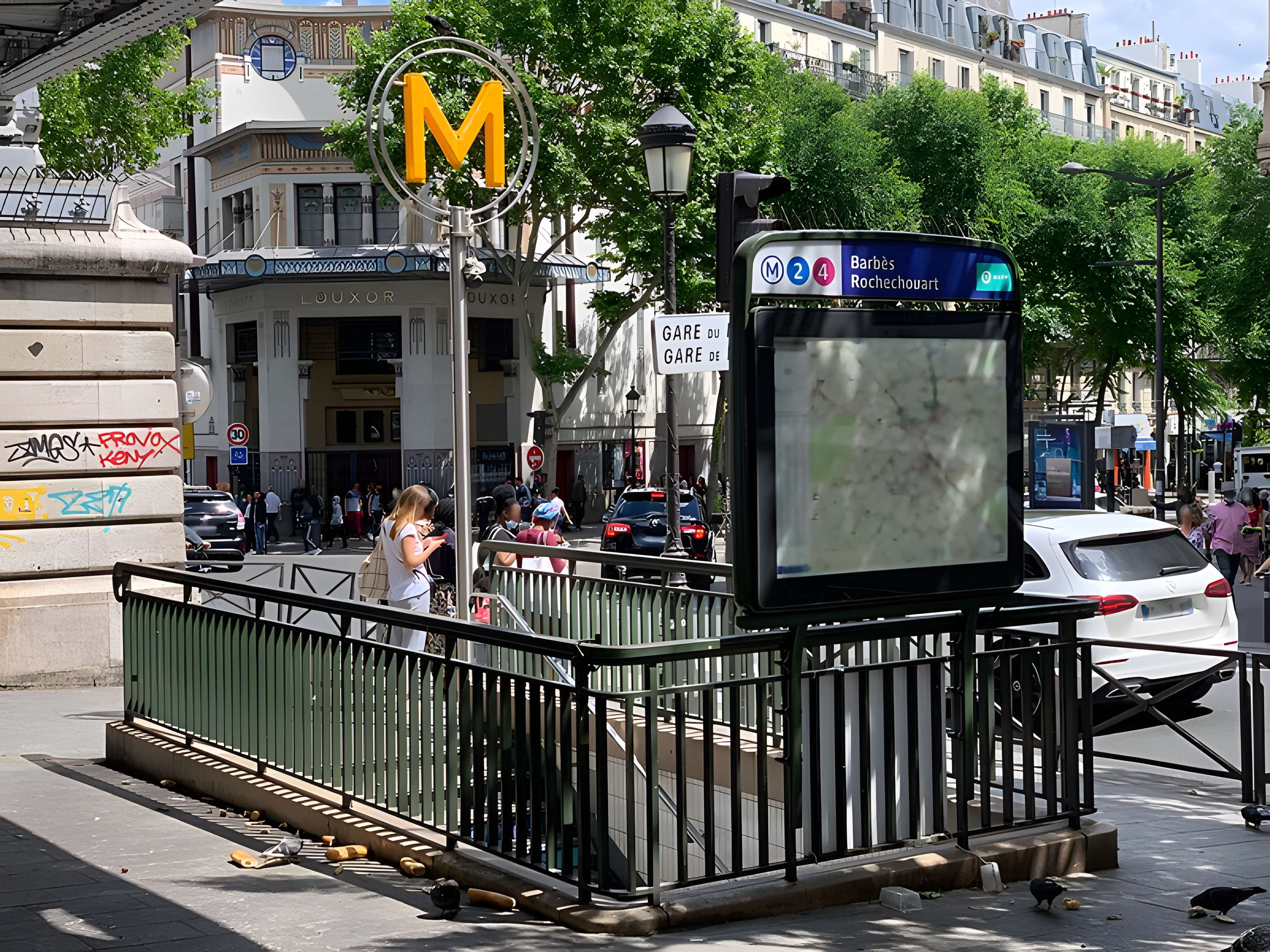 Édicule Guimard de la station Barbès-Rochechouart - Paris 18ème