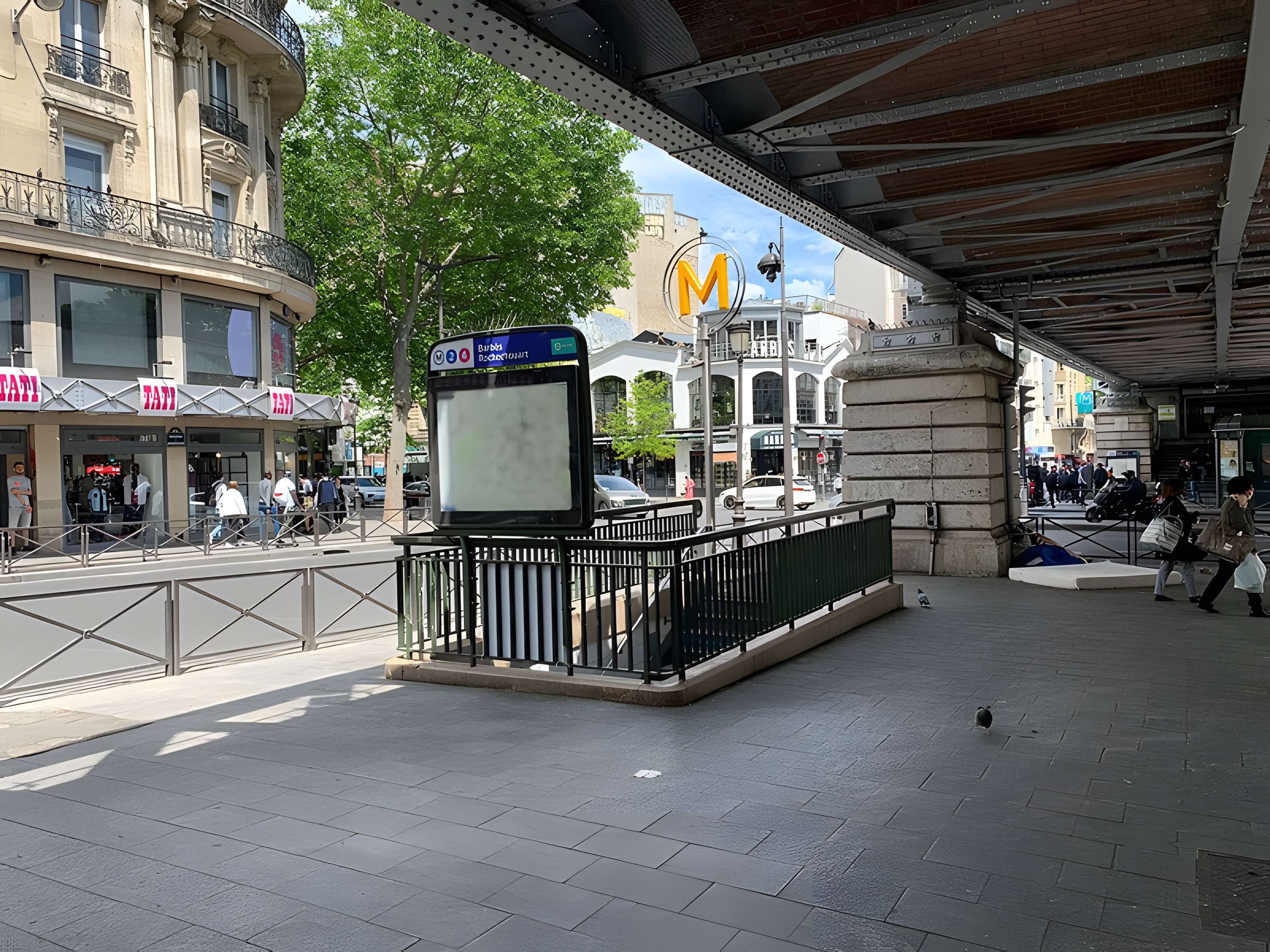 Édicule Guimard de la station Barbès-Rochechouart - Paris 18ème
