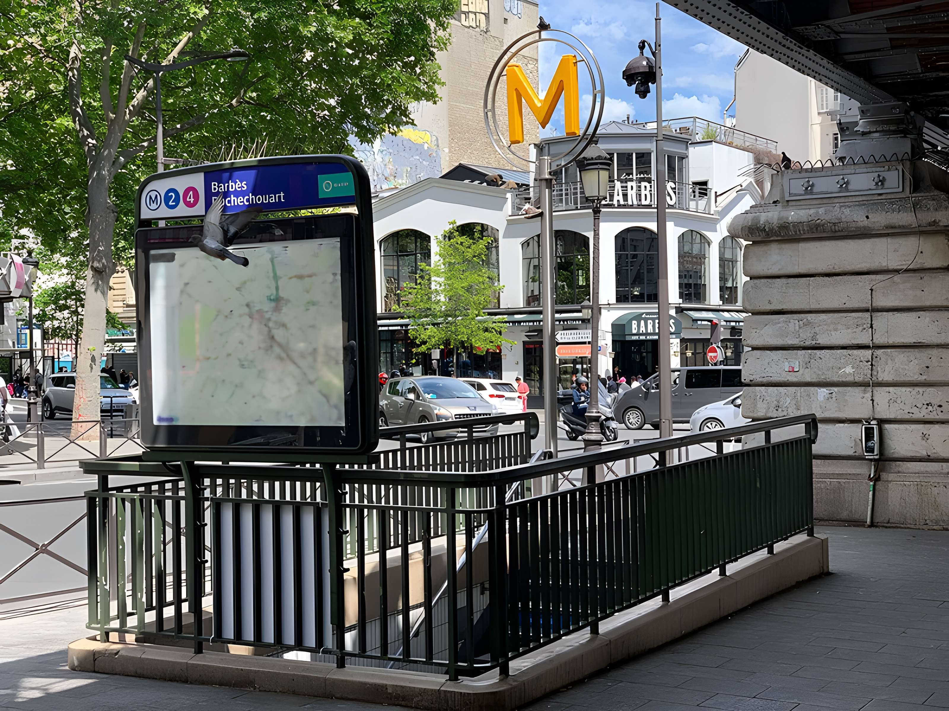 Édicule Guimard de la station Barbès-Rochechouart - Paris 18ème