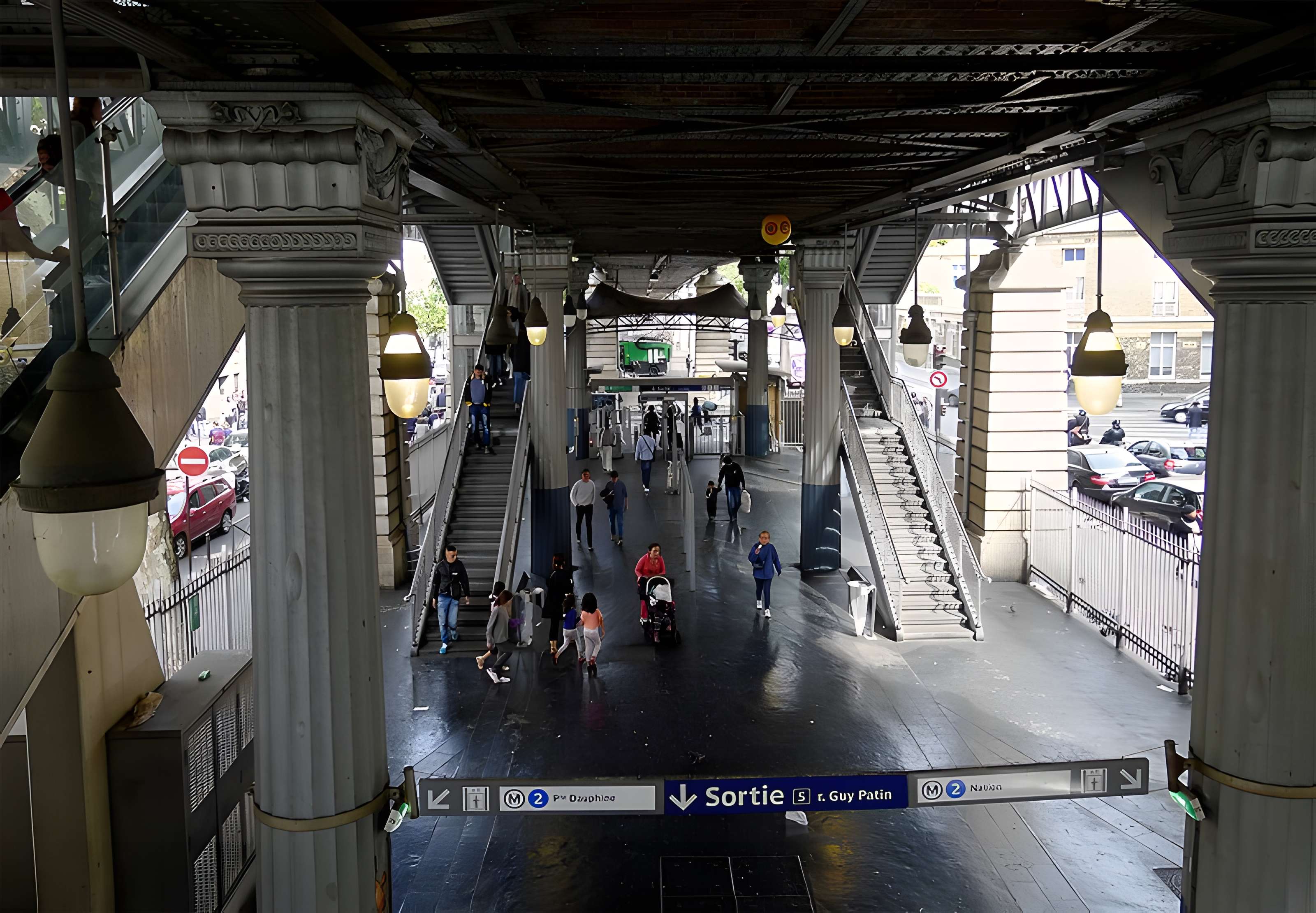 Édicule Guimard de la station Barbès-Rochechouart - Paris 18ème