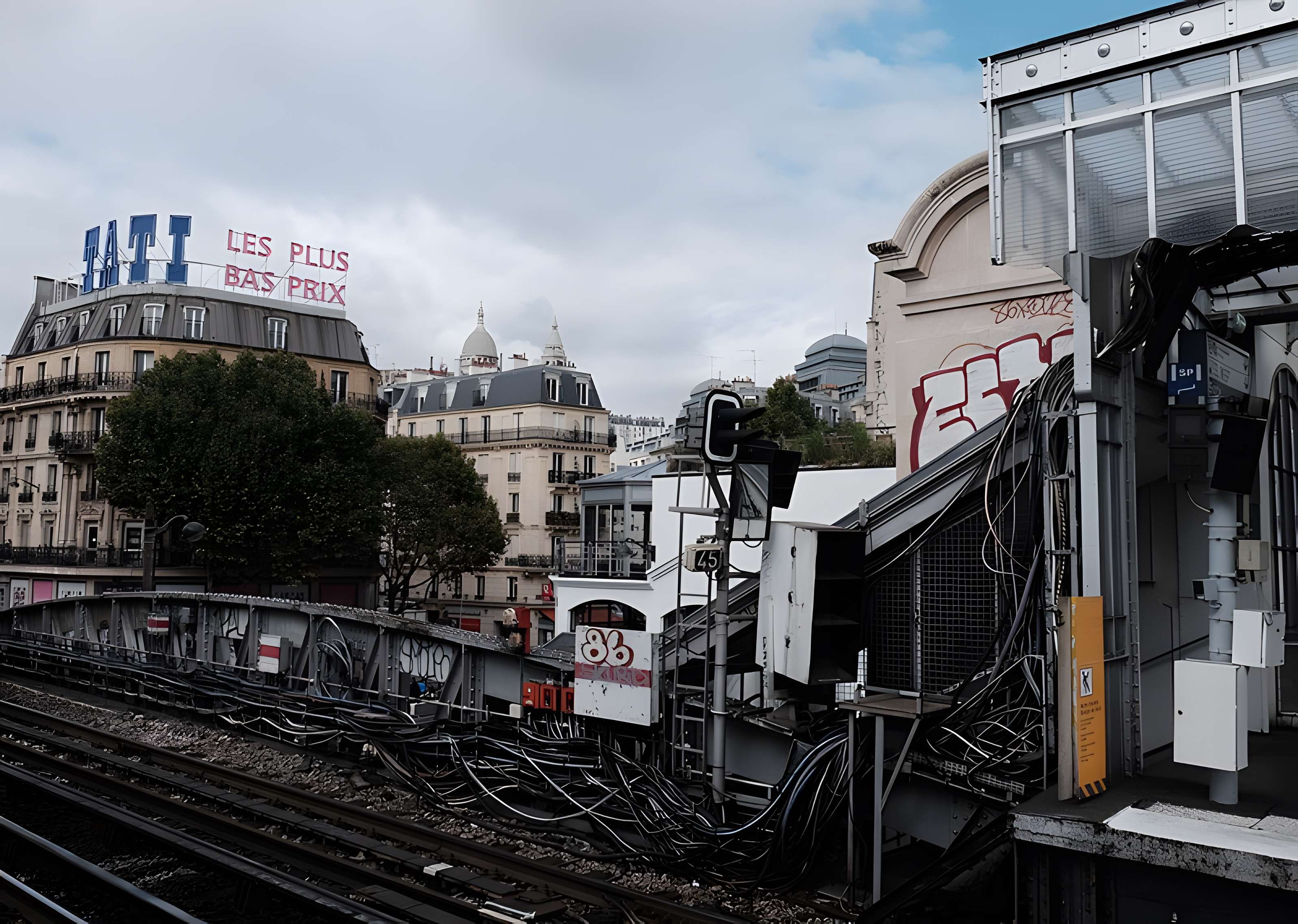 Édicule Guimard de la station Barbès-Rochechouart - Paris 18ème