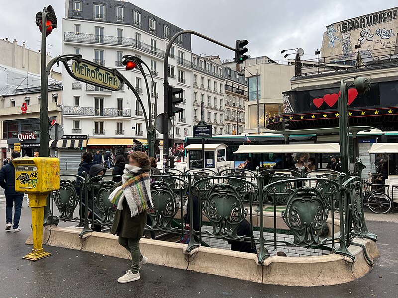 Édicule Guimard de la station Blanche - Paris 18ème
