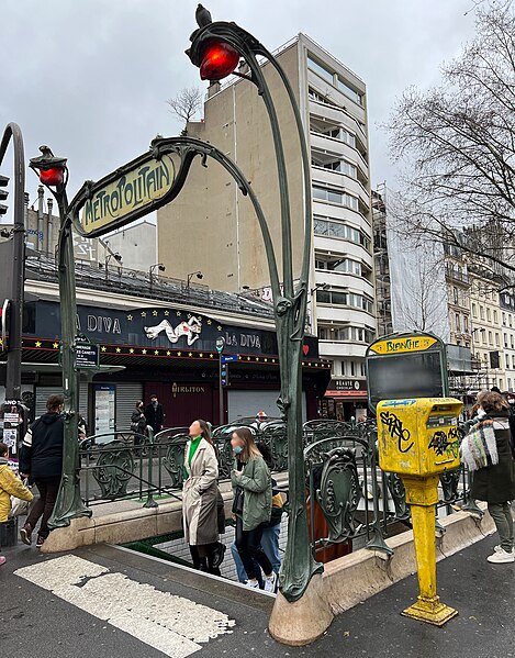 Édicule Guimard de la station Blanche - Paris 18ème