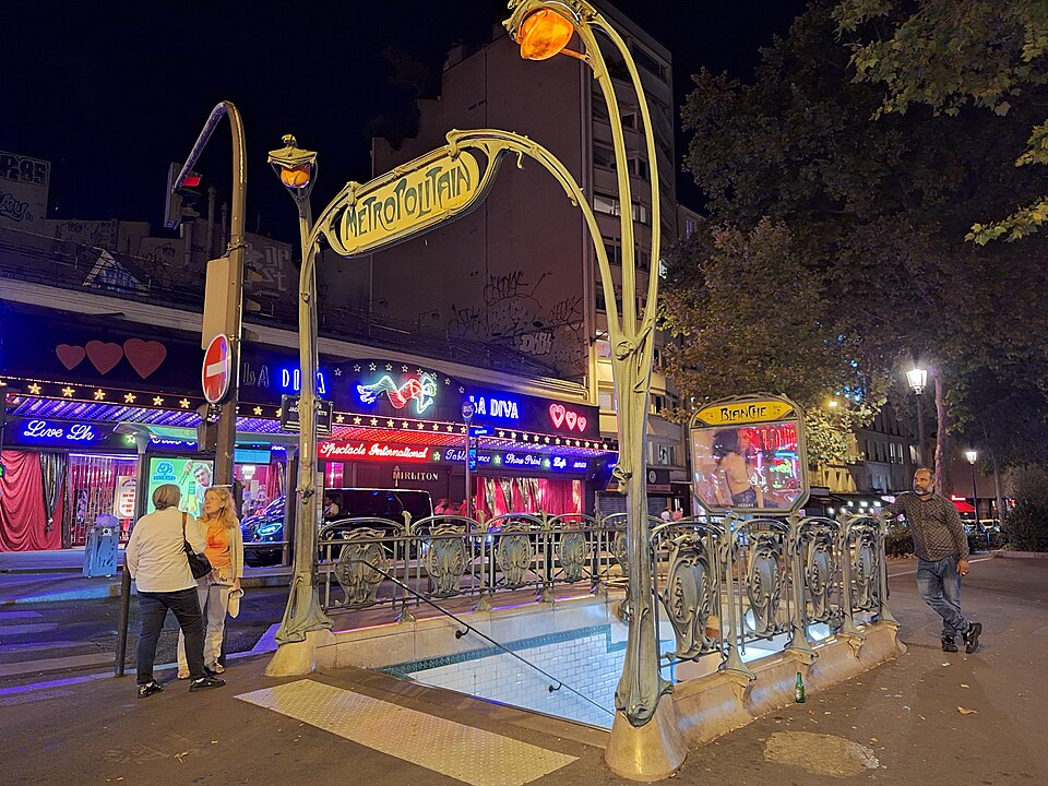 Édicule Guimard de la station Blanche - Paris 18ème