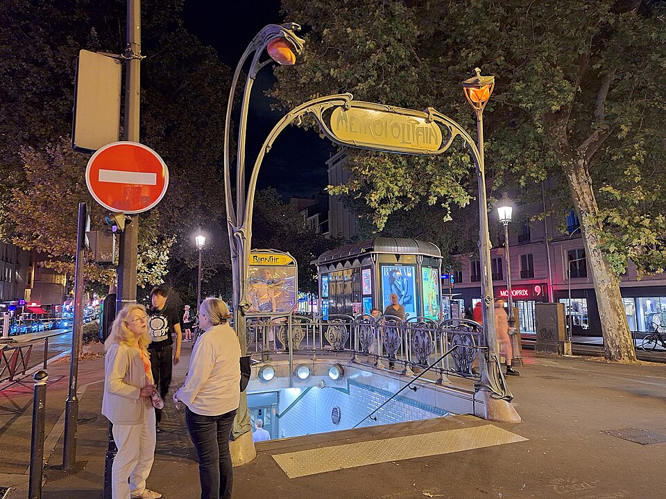 Édicule Guimard de la station Blanche - Paris 18ème