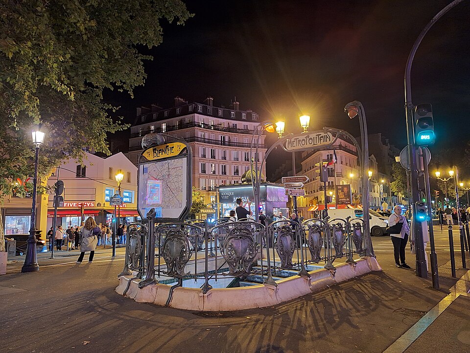 Édicule Guimard de la station Blanche - Paris 18ème
