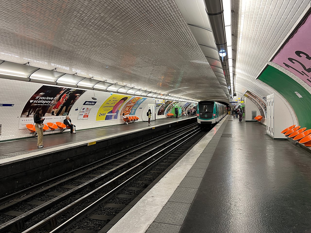 Édicule Guimard de la station Blanche - Paris 18ème