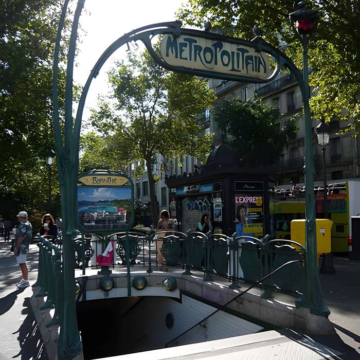 Photo de Édicule Guimard de la station Blanche - Paris 18ème