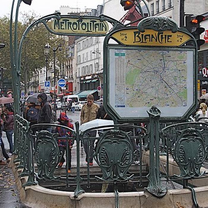 Photo de Édicule Guimard de la station Blanche - Paris 18ème