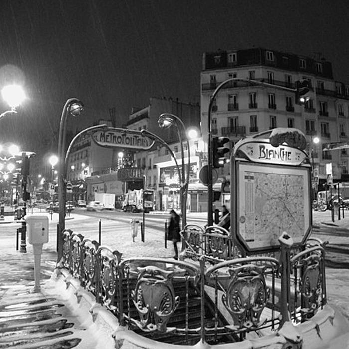 Photo de Édicule Guimard de la station Blanche - Paris 18ème