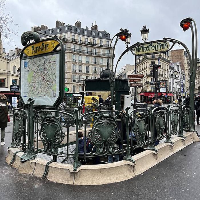 Photo de Édicule Guimard de la station Blanche - Paris 18ème
