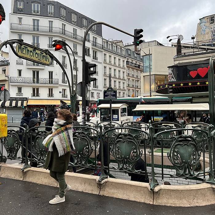 Photo de Édicule Guimard de la station Blanche - Paris 18ème