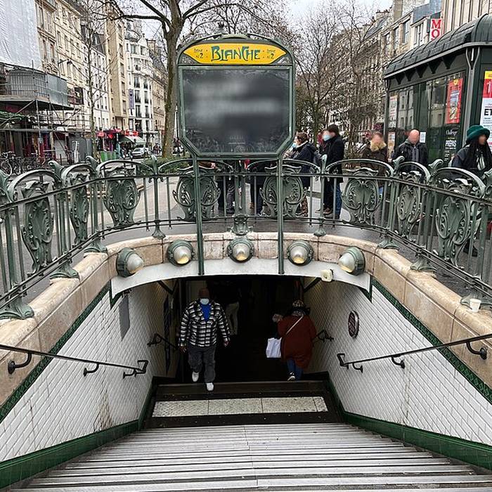 Photo de Édicule Guimard de la station Blanche - Paris 18ème