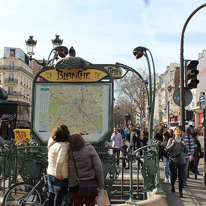 Photo de Édicule Guimard de la station Blanche - Paris 18ème