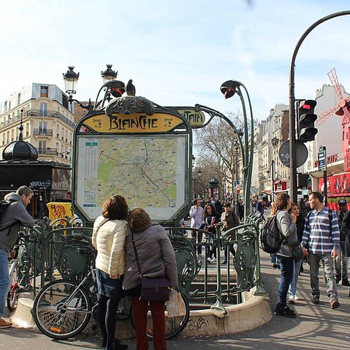 Photo de Édicule Guimard de la station Blanche - Paris 18ème