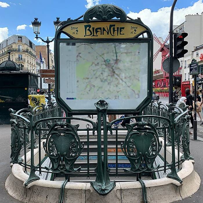 Photo de Édicule Guimard de la station Blanche - Paris 18ème