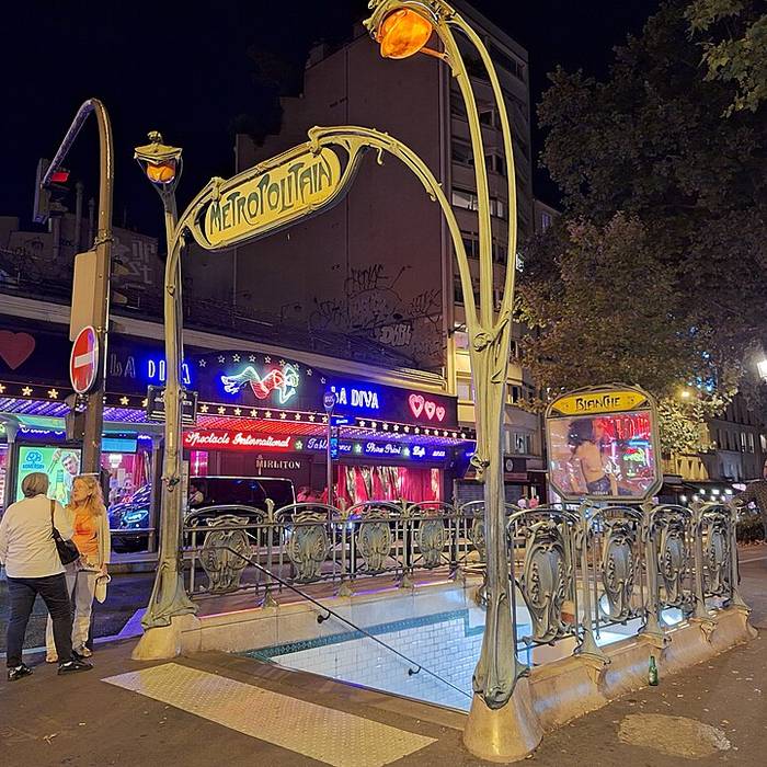 Photo de Édicule Guimard de la station Blanche - Paris 18ème