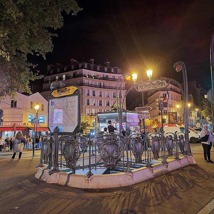 Photo de Édicule Guimard de la station Blanche - Paris 18ème