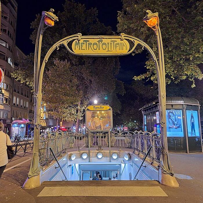 Photo de Édicule Guimard de la station Blanche - Paris 18ème