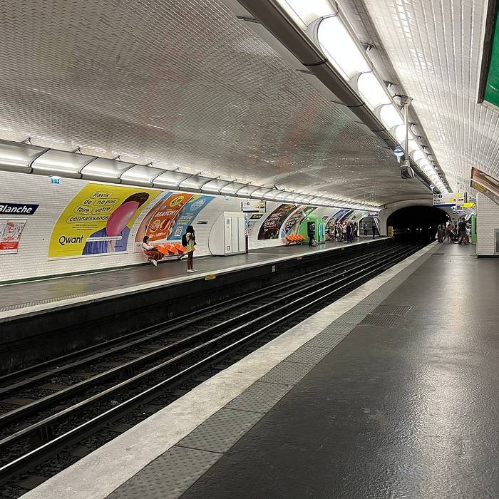 Photo de Édicule Guimard de la station Blanche - Paris 18ème