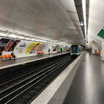 Édicule Guimard de la station Blanche - Paris 18ème