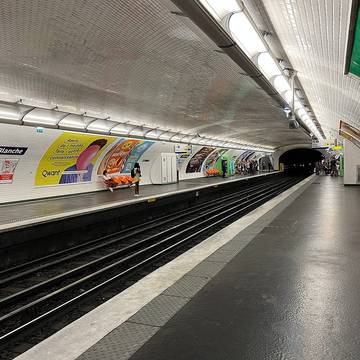 Édicule Guimard de la station Blanche - Paris 18ème