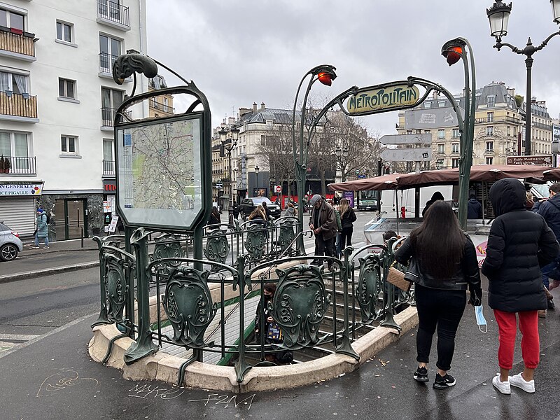 Édicule Guimard de la station Pigalle - Paris 18ème