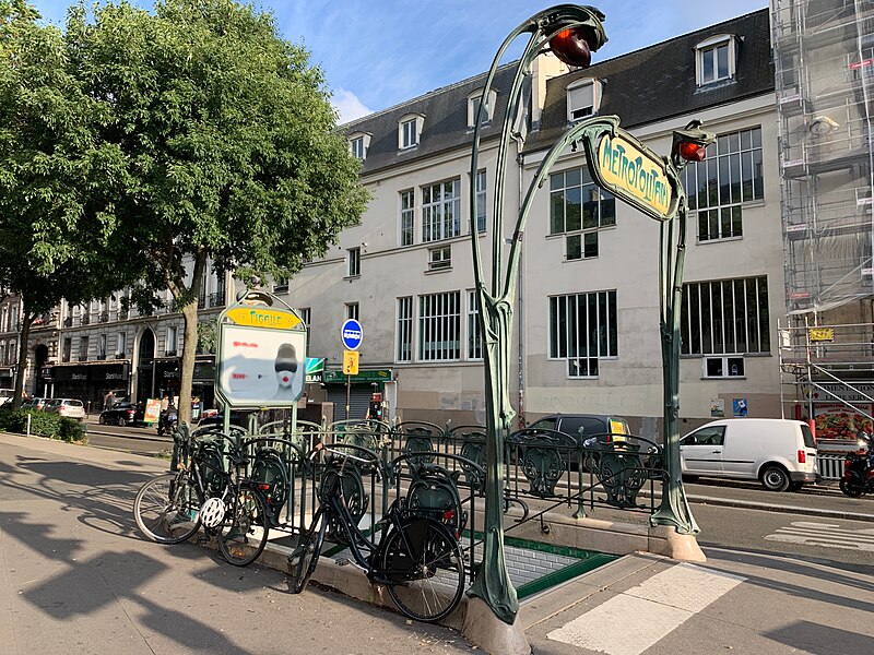 Édicule Guimard de la station Pigalle - Paris 18ème